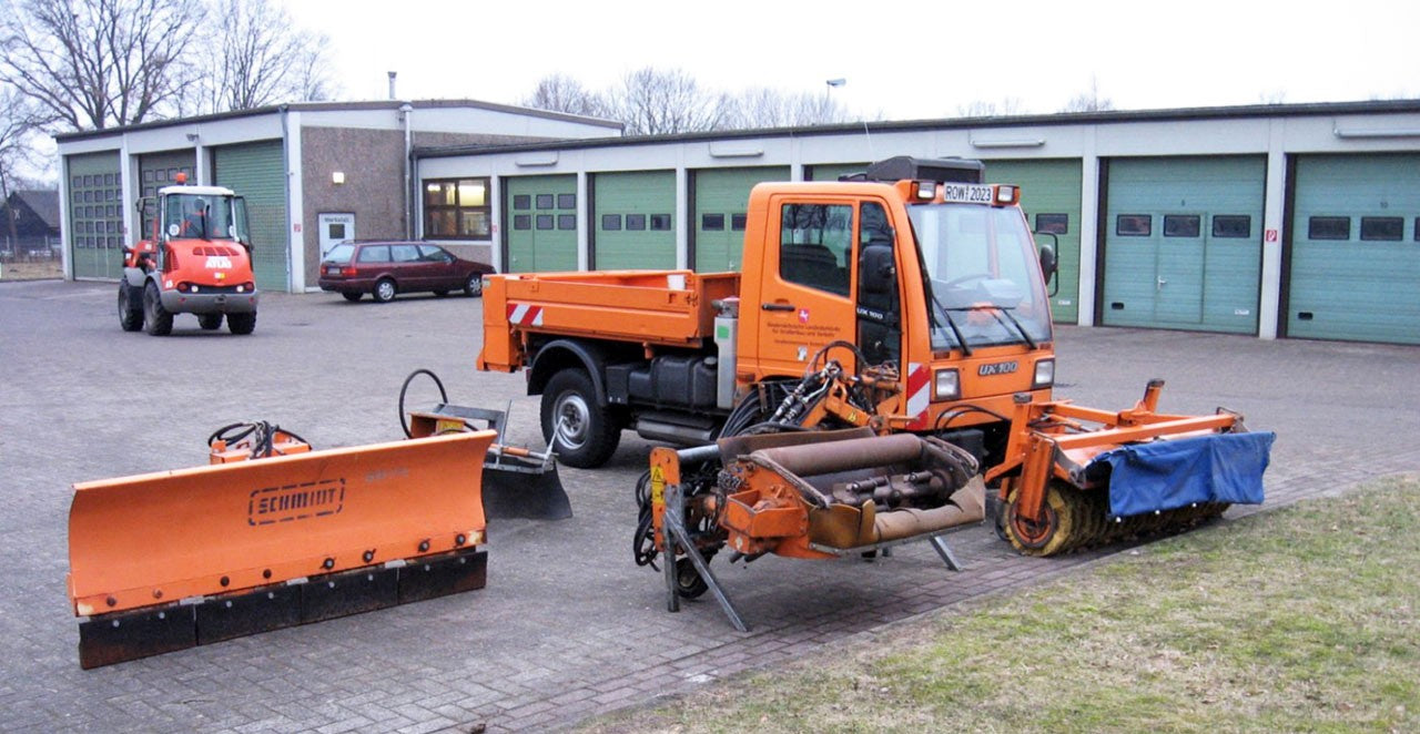 MASINA DE MATURAT/CURATAT UNIMOG UX100B